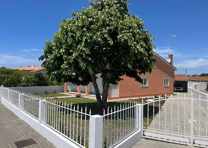 Moradia Alegre No Centro Da Vila Da Tocha.